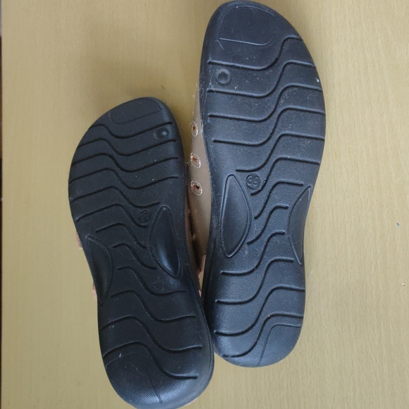 Adjustable Gold Sandals 39 - Picture 3 of 3